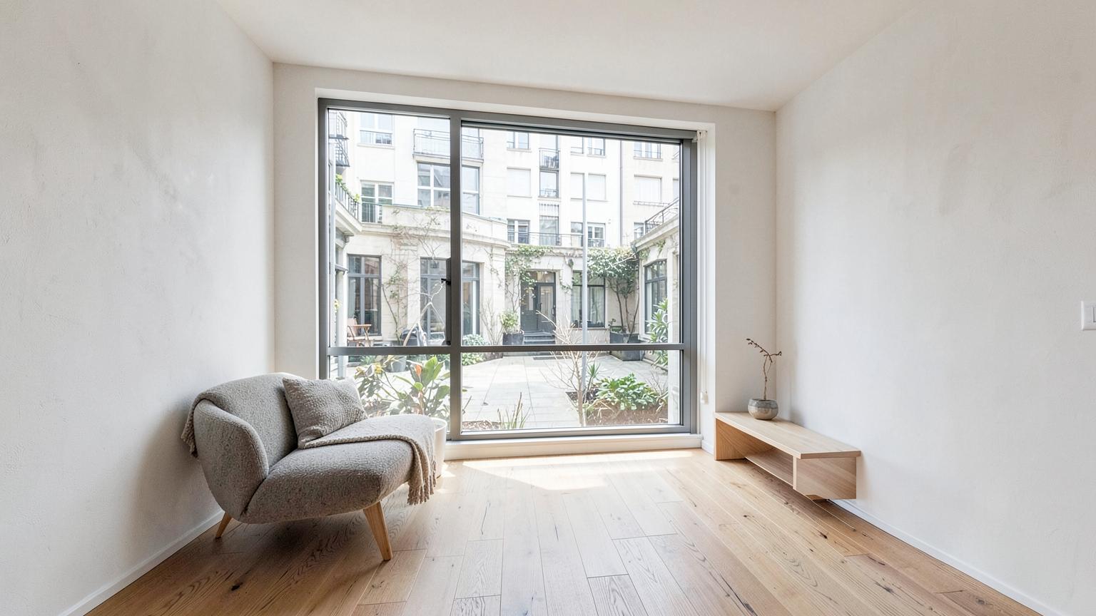 Fictief licht woninginterieur met houten vloer en groot raam met zicht op een binnentuin