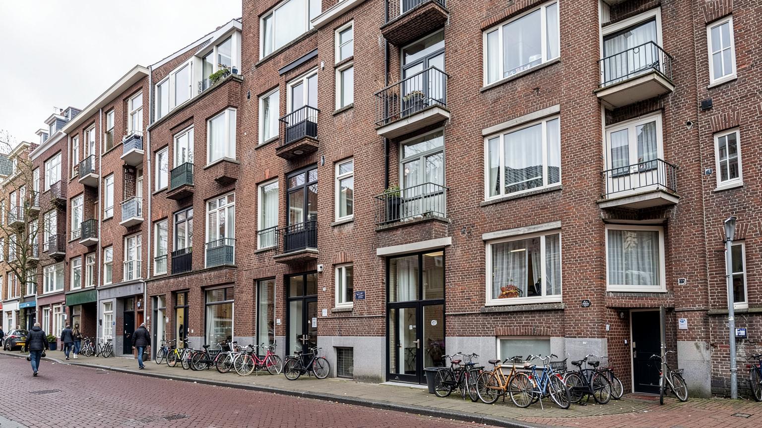 Fictieve stedelijke straatwand met bakstenen woongebouw, balkons en entrees op straatniveau